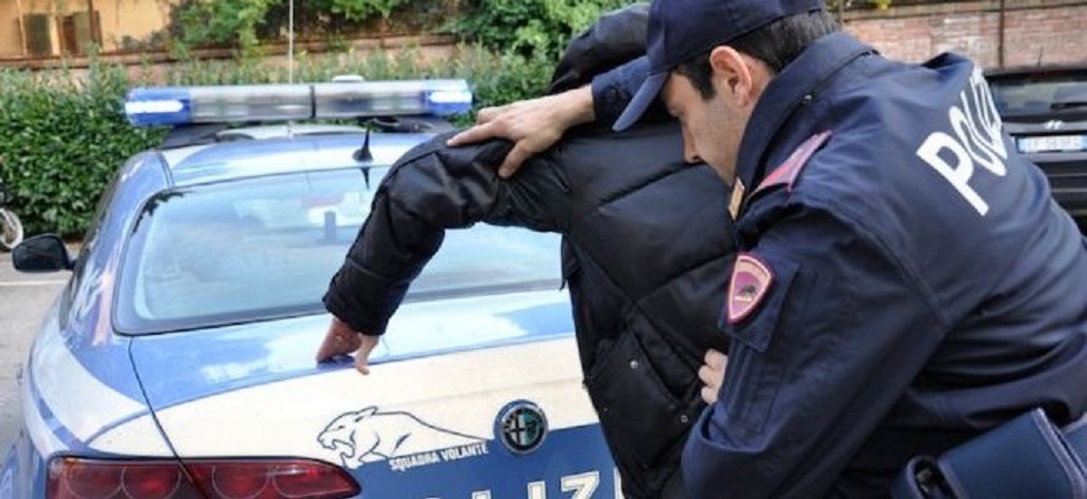 Riempiva di 'attenzioni' i bambini fuori dalla scuola: arrestato pedofilo con oltre 350 immagini e video pedopornografici